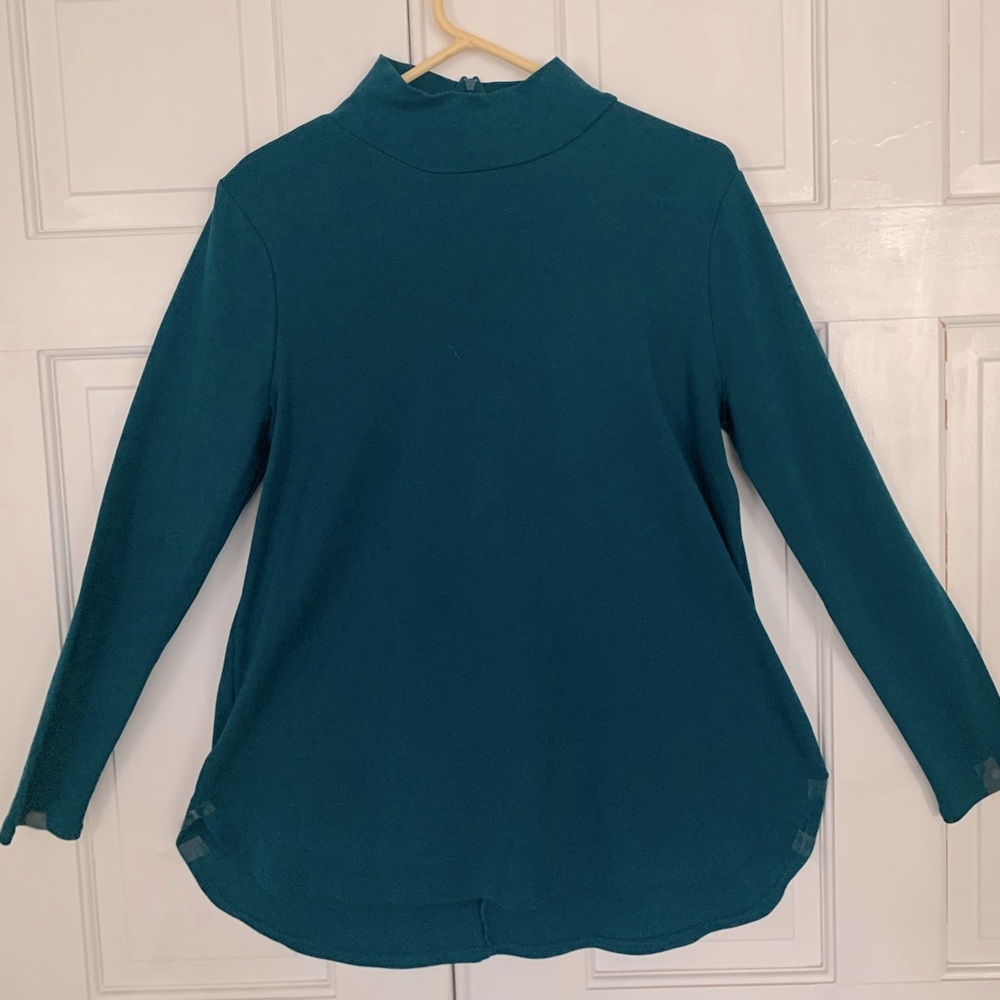 Classic Chico’s mock t neck tunic. With back 1/3 zipper for excellent fit